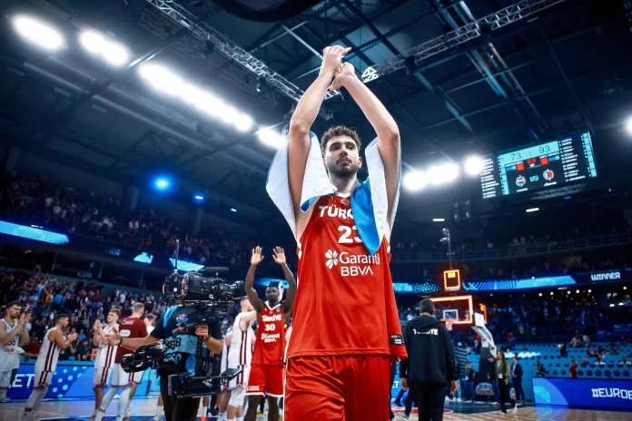 Torcedores do Olympiacos recebem Alperen Sengun na Final Four
